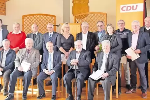 Rund 20 Jubilare (nicht alle anwesend) wurden beim Neujahrsempfang der CDU von Simone Huth-Haage und Christoph Gensch geehrt. Un