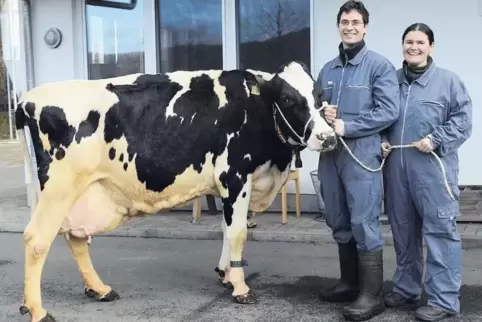 Hat in ihren bisher 14 Lebensjahren 15 Kälber geboren und durchschnittlich rund 8500 Liter Milch pro Jahr produziert: die auf de