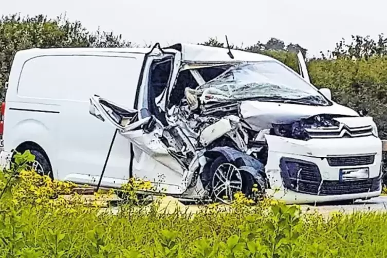 Der Fahrer eines Transporters wird im Oktober 2017 in H&ouml;he der Abfahrt Rohrbach schwer verletzt. Er war in ein anderes Fahrzeug 
