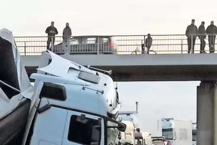 Ein Lastwagen durchbricht im Jahr 2011 die Leitplanke in H&ouml;he von Kirrweiler. Eine der Hauptunfallursachen auf der A 65 ist zu g