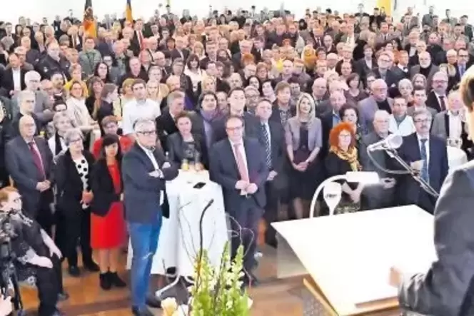 Rund 500 Gäste versammelten sich gestern Abend in der Festhalle, um sich anzuhören, was der neue OB Marold Wosnitza (von hinten Rund 500 Gäste versammelten sich gestern Abend in der Festhalle, um sich anzuhören, was der neue OB Marold Wosnitza (von hinten