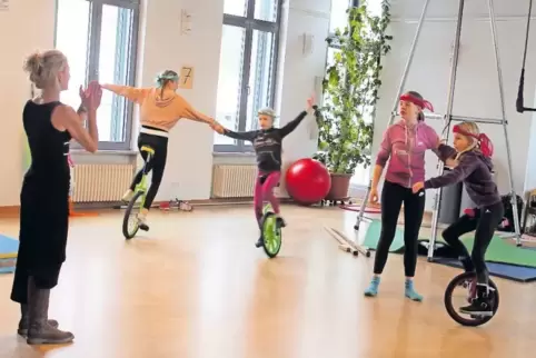 Zirkusartistin Sandrine Binet (links) bereitet die Kinder und Jugendlichen auf dem großen Auftritt vor.