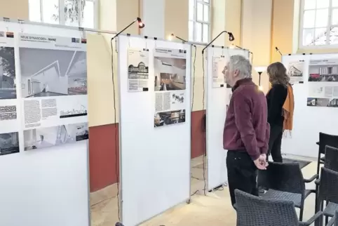 Georg Maybaum und Birgit Franz haben die Ausstellung der Architektenkammer Rheinland-Pfalz für den Freundeskreis ehemalige Synag