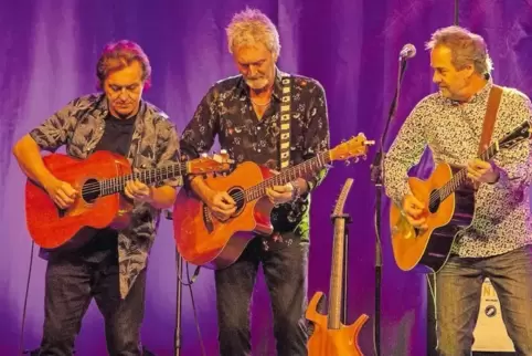 Die Kombo Frontm3n – Peter Howarth, Pete Lincoln und Mick Wilson (von links) – begeistert mit bekannten Klassikern und eigenen T