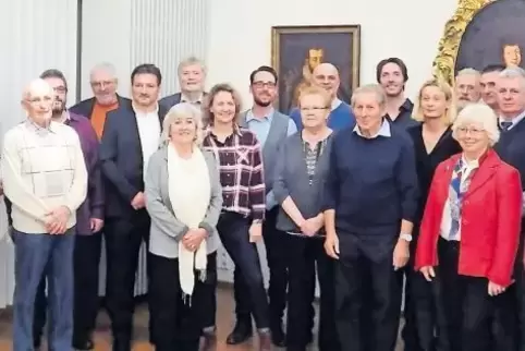 Umrahmt vom Oberbürgermeister Marold Wosnitza (links) und vom Bürgermeister Christian Gauf (rechts): die vom Stadtverband für Sp