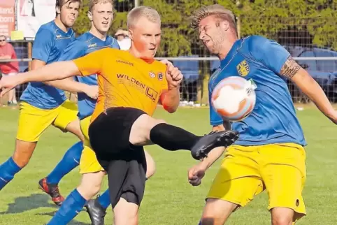 Spielertrainer Boris Becker (in Orange, hier beim 3:1-Erfolg zum Saisonauftakt gegen Morlautern II) ist sicher, dass seine SG Kn