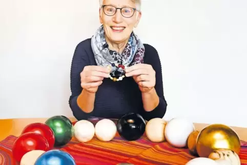 Gott ist Anfang und Ende: Hedwig Kögel mit Gebetskette und -kranz.