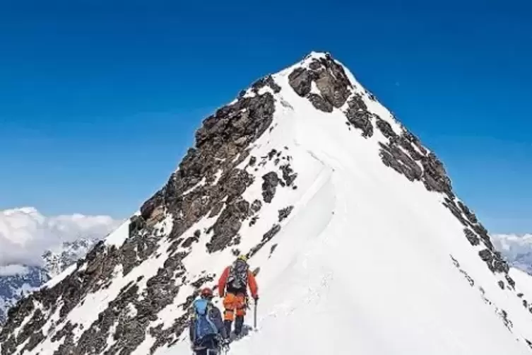 Der DAV bietet Hochgebirgstouren an. Das Bild zeigt den Weg zum 4017 Meter hohen Gipfel des Weissmies im Wallis in der Schweiz.