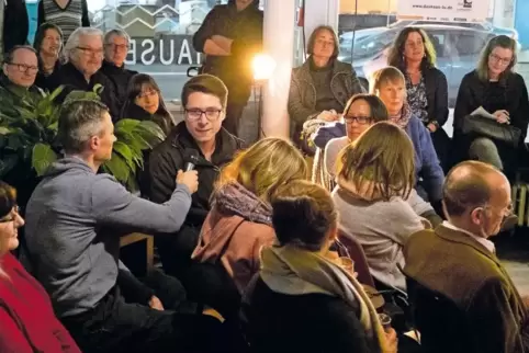 „Mut haben, die Chancen und Potenziale der Stadt zu erkennen“, fordert Student Oliver Netzel. Im Bild im Gespräch mit Steffen Gi