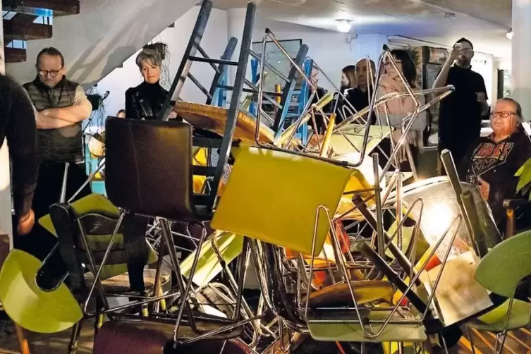 Mut f&uuml;rs Neue hatten auch die G&auml;ste der Veranstaltung im &bdquo;Hausboot&ldquo;. Am Anfang war das Stuhl-Chaos ...