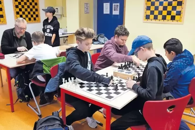 Der Mädchenanteil in den Schachklassen der Trierer IGS ist sehr gering. Lehrer Bernd Mallmann (hinten links) ist es trotz großer