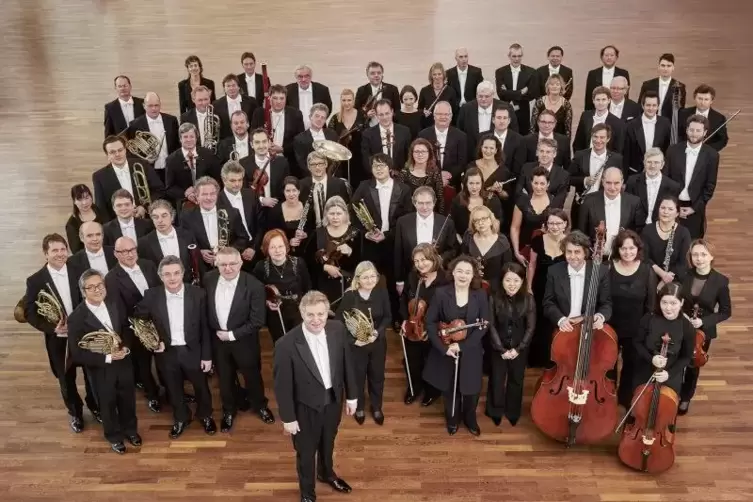 Die Deutsche Staatsphilharmonie – hier noch mit dem Chefdirigenten Karl-Heinz Steffens. In die Jubiläumssaison 2019/20 geht das 