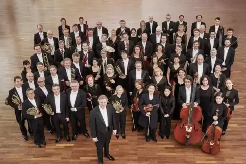 Die Deutsche Staatsphilharmonie – hier noch mit dem Chefdirigenten Karl-Heinz Steffens. In die Jubiläumssaison 2019/20 geht das 