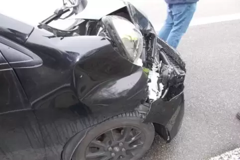 Glück im Unglück: Die Beschädigungen am Auto nach dem Zusammenstoß mit dem Bus auf einem Polizeifoto.  Foto: Polizei/frei