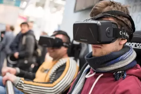 Mit sogenannten VR-Brillen können in Computerspielen künstliche Welten dreidimensional erlebt werden. Dazu bietet die Bücherei v