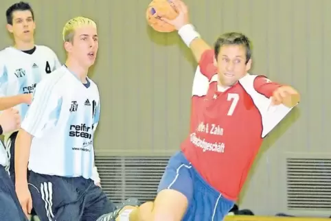 Weiß, wie Handball geht, und bezeichnet Dansenberg als seine „alte Liebe“: Steffen Ecker 2005 im TuS-Trikot im Spiel gegen VTV M