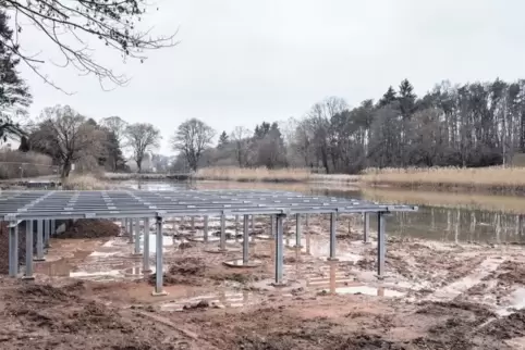 Der Rohbau für die Terrasse ragt in den leeren Weiher. Bereits im Frühjahr sollen Seewoog-Besucher auf der fertigen Terrasse übe