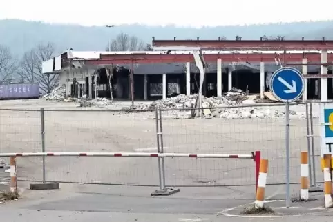 Über Jahrzehnte hinweg hatte es hier großflächigen Einzelhandel unter Namen wie Blitz, Zebra-Markt und Interkauf gegeben.
