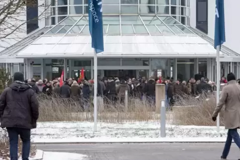 Rund 400 Beschäftigte von Adient protestierten in der Mittagspause gegen die geplanten Stellenstreichungen. Foto: view 