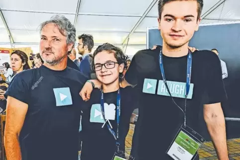 Bernd Korz und seine Söhne Louis und Niklas (rechts). Als 15-Jähriger hat Niklas die Software für Alugha geschrieben.