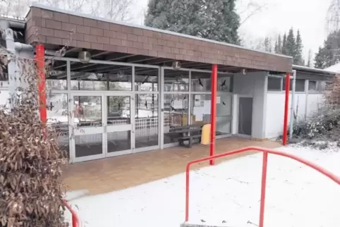Das Kiosk im Freibad in Hettenleidelheim ist im Eingangsbereich untergebracht. Die Pächter übernhmen auch die Kontrolle und den 