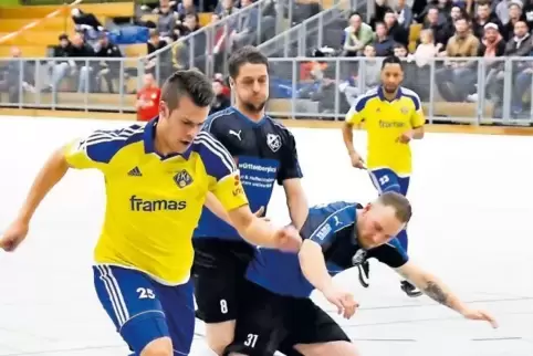 Zwei prägende Spieler des zweiten Turnierabends, FKP-Torjäger Christopher Ludy (am Ball) und Gersbachs Spielertrainer Hans Teege