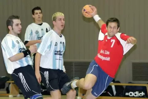 Weiß, wie Handball geht, und bezeichnet Dansenberg als seine „alte Liebe“: Steffen Ecker 2005 im TuS-Trikot im Spiel gegen VTV M