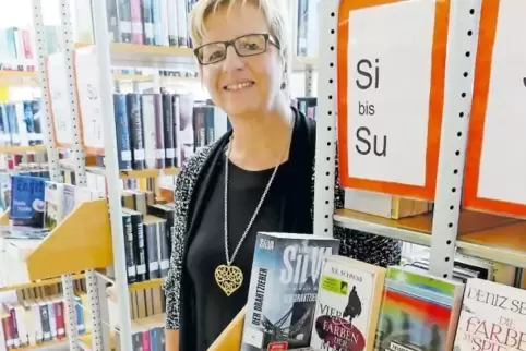 Büchereileiterin Ulrike Weil hat 7000 Medien aussortiert, um Raum für Neuerscheinungen aus der Belletristik zu schaffen.