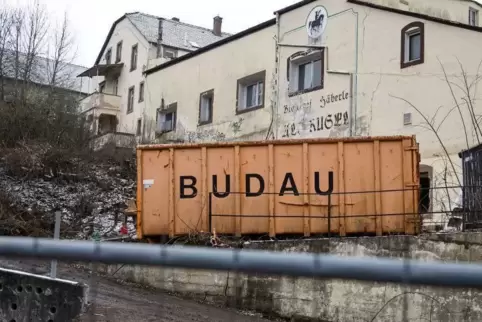Derzeit sind die Mitarbeiter der Baufirma noch damit beschäftigt, die alten Emrich-Gebäude auszuräumen.  Foto: sayer