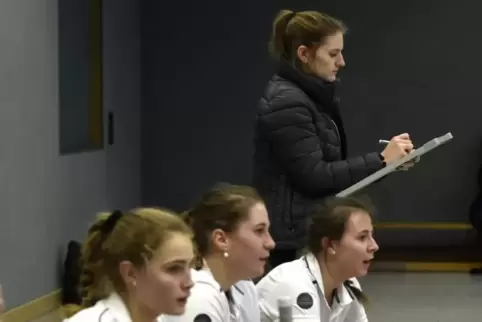 Katharina Koppel (hinten) wird auch in Mainz dem Team wieder nur von der Seitenlinie aus helfen können. Sie fehlt ebenso verletz