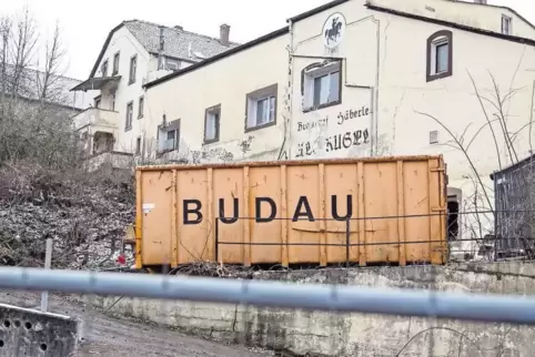 Der Container steht, Budau räumt auf dem früheren Emrich-Gelände auf und aus.