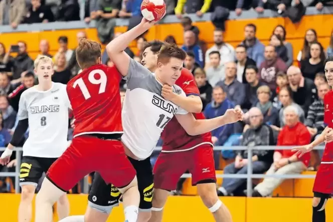 Nils Röller (Mitte) hinterließ beim Turnier in Merzig einen sehr guten Eindruck in der Jugend-Nationalmannschaft. Der Mutterstad Nils Röller (Mitte) hinterließ beim Turnier in Merzig einen sehr guten Eindruck in der Jugend-Nationalmannschaft. Der Mutterstad