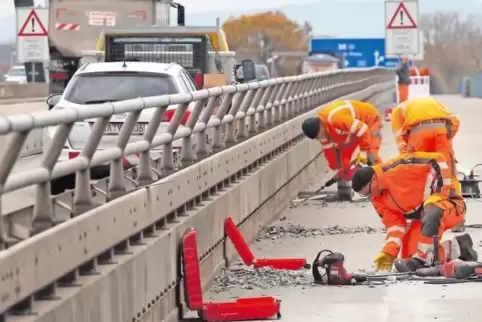 Arbeiter bereiten die Sanierung der nördlichen Brückenhälfte vor.