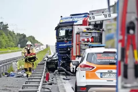 Der Lkw fuhr in das Stauende und schob mehrere Autos ineinander. Der Fahrer behauptet, dass die Warnung des Notsystems zu spät k