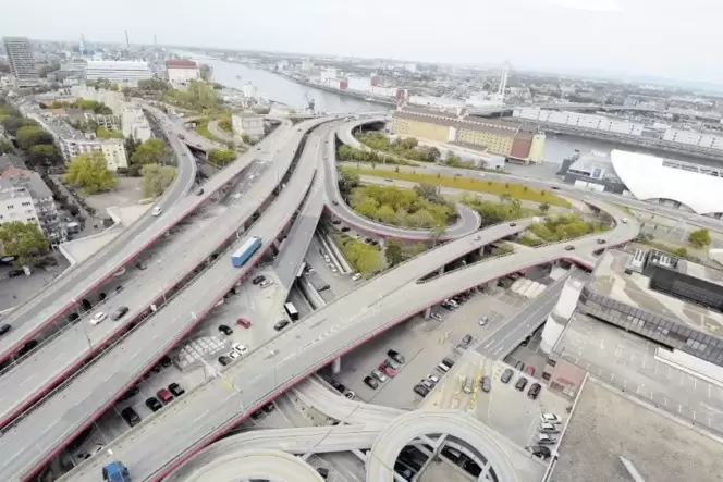 Hochstraße Nord: Sie verbindet die Pfalz und Nordbaden via Kurt-Schumacher-Brücke. 529 Millionen Euro soll ihr Abriss kosten.
