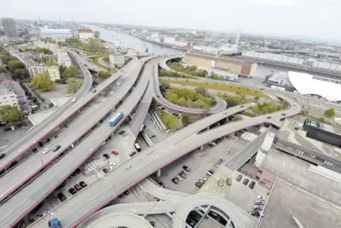Hochstraße Nord: Sie verbindet die Pfalz und Nordbaden via Kurt-Schumacher-Brücke. 529 Millionen Euro soll ihr Abriss kosten.