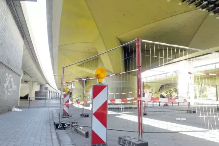 Hochstra&szlig;e S&uuml;d: Der Abschnitt &bdquo;Pilzhochstra&szlig;e&ldquo; ist st&auml;rker besch&auml;digt, als erwartet. Mindestens 75 Millionen Euro kostet die San