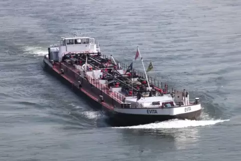So sieht ein stolzes Schiff aus, wenn alles rund läuft: Ein Tankschiff auf dem Rhein bei Maximiliansau.  Symbolfoto: van