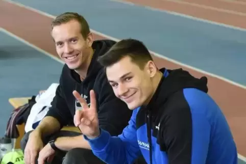 Zufrieden mit dem Ergebnis: Daniel Clemens (links) siegte vor Nico Fremgen im Stabhochsprung und wurde Landesmeister. Foto: KUNZ