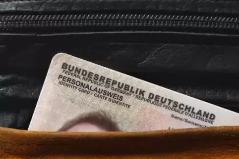 Den Personalausweis und die Bankkarte bewahrte der 27-Jährige in der Schutzhülle seines Smartphones auf. Symbolfoto: dpa