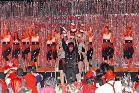 Der gemeinsame Auftritt von „Young Generation“ und „Step und Pep“ war ein tänzerischer Glanzpunkt der Prunksitzung in Rot.