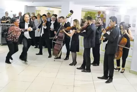Eine der Zugaben servierte das Orchester kurzerhand im Foyer der Festhalle als Marchingband inmitten der 450 Zuschauer.
