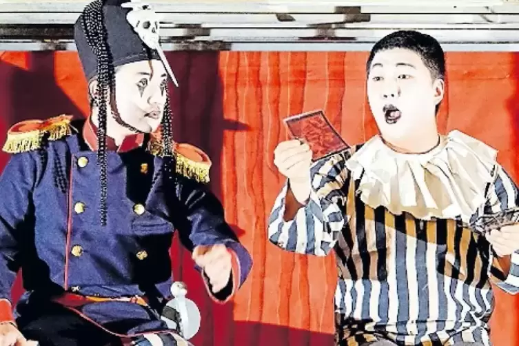Kihoon Han als Tod (links) und Tae Hwan Yun als Harlekin auf der Werkstattbühne.