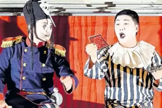 Kihoon Han als Tod (links) und Tae Hwan Yun als Harlekin auf der Werkstattbühne.