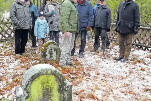 Auch den jüdischen Friedhof besuchte der Bau- und Umweltausschuss Carlsberg am Samstag bei seinem Rundgang (Zur Sache).