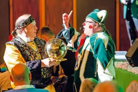 Der Beigeordnete Ludwig Linsmayer schaut mit dem Hofnarr (Andreas Franz) in die „Kugel der Zukunft“: Im Congress-Center-Ramstein
