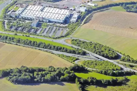 Diesseits der Autobahn, also unten, soll das Möbelhaus entstehen, oberhalb der Autobahn ist das Werk Wallerscheid des Kranbauers