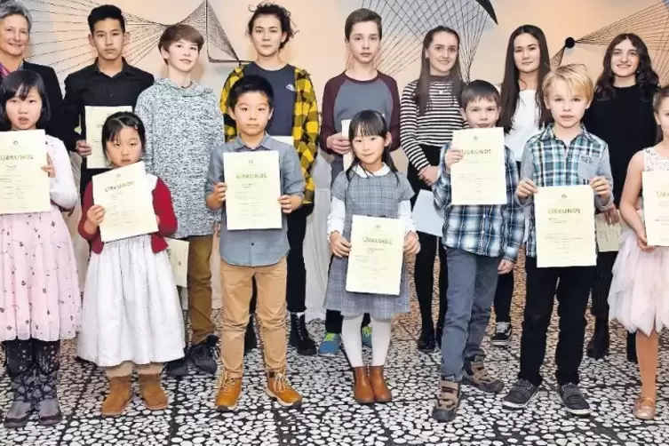 Erfolgreiche junge Musiker aus Kaiserslautern, hier mit B&uuml;rgermeisterin Beate Kimmel (links).