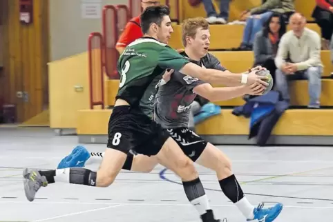 Der Kopf der Mannschaft: Tim Götz (links, im Duell mit Tim Schaller) ist ein extrem wichtiger Spieler für den TV Hochdorf. Zehn 
