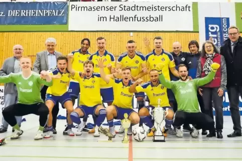 So ein Turniersieg freut auch den großen Favoriten, den FKP: (stehend von links) Turnierleiter Gerhard Metzmann, Oberbürgermeist